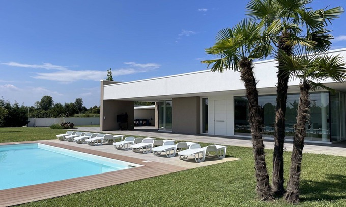 Trambacche di Veggiano Villa | Wonderful private villa for 8 guests with A/C, private pool, WIFI and veranda, close to Padua