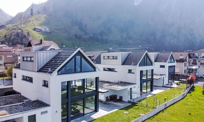 Ruetli House | Wonderful private villa for 10 people with WIFI, TV, patio and pets allowed