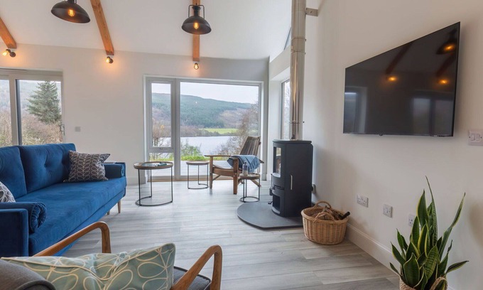 Balnain Villa | Wonderful private villa for 4 people with WIFI, TV, patio, pets allowed, panoramic view and park.