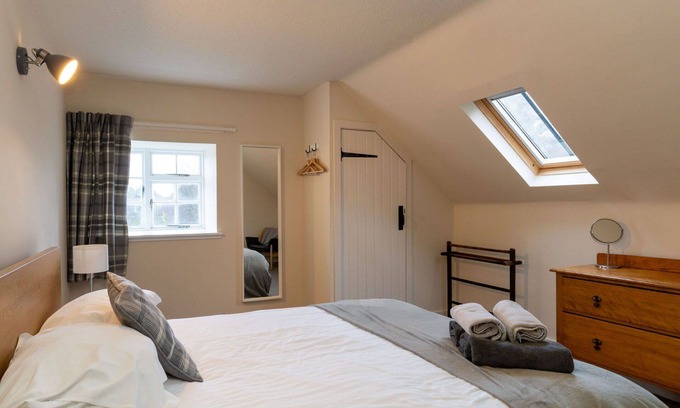 Alvie House | Wonderful private villa for 8 guests with WIFI, TV, patio, pets allowed and parking
