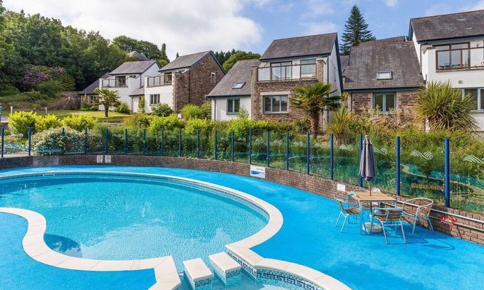 Carnon Downs House | Wonderful private villa for 4 guests with WIFI, pool, TV, patio, pets allowed and parking