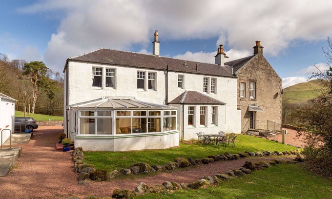 Maybole Villa | Wonderful private villa for 8 people with TV, patio, pets allowed and panoramic view