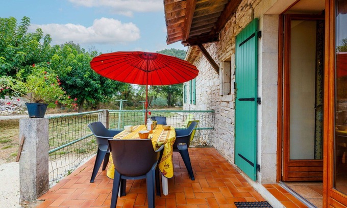 Barjac House | Wonderful private villa for 4 people with TV, terrace, pets allowed and panoramic view