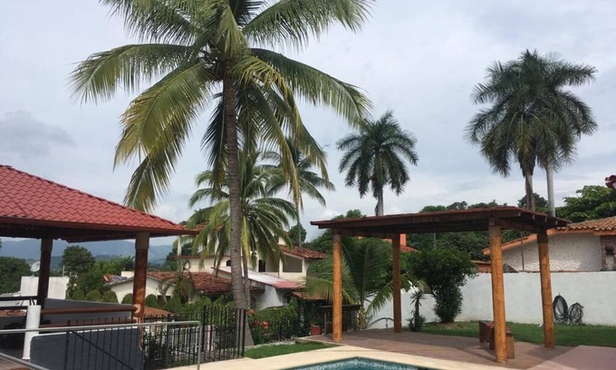 Ixtapa House | Wonderful residence w/studio, 15 min walk distance from beach & restaurants!
