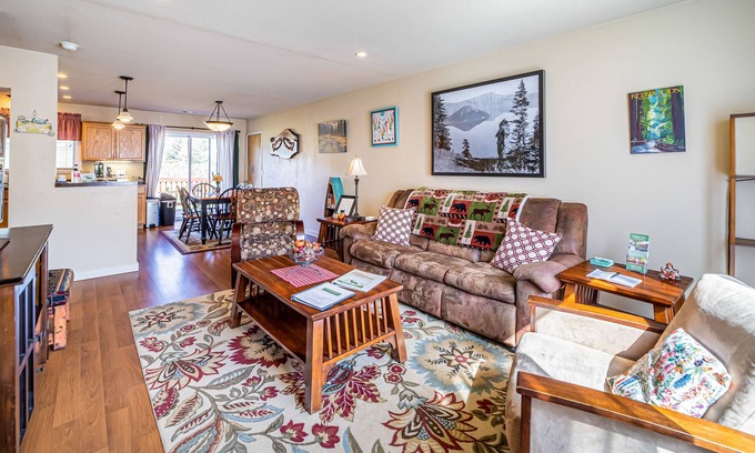 Orick Cabin | Wonderful retreat near hiking & beach with gas grill, large deck, & WiFi