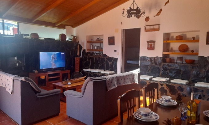 La Solana Cottage | Wonderful typical Canarian house with outdoor pool and wifi in the mountains.