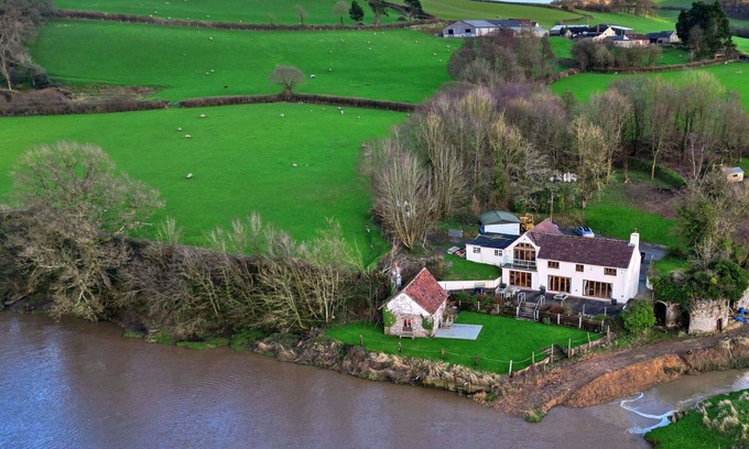 Westleigh House | Wonderful villa for 8 people with WIFI, terrace and parking