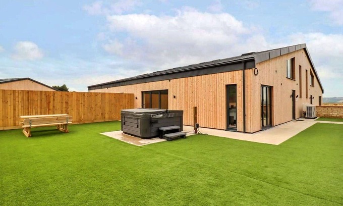 Little Rissington House | Wonderful villa for 6 guests with WIFI, hot tub and pets allowed