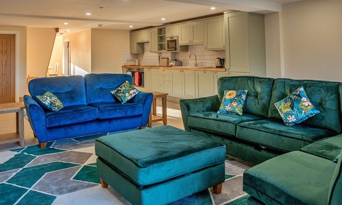 Little Rissington House | Wonderful villa for 8 guests with hot tub, WIFI and pets allowed