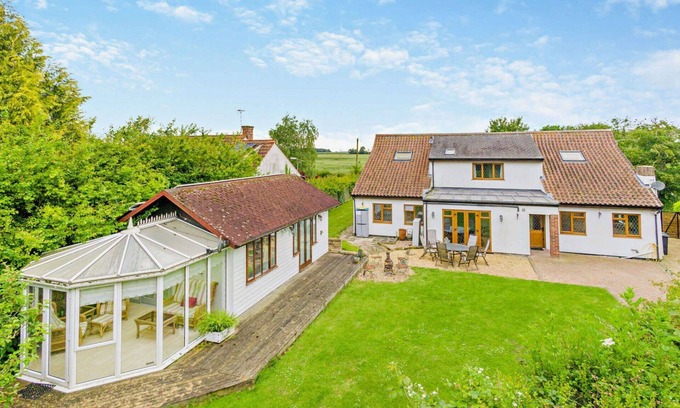 Horseheath House | Wonderful villa for 12 people with WIFI, pets allowed and parking