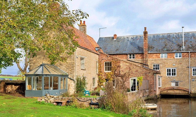 Thrapston House | Wonderful villa for 8 people with WIFI, TV, terrace and pets allowed