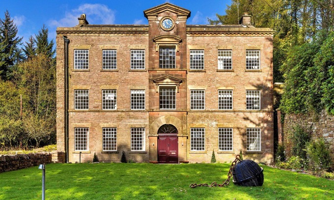 Macclesfield House | Wonderful villa for 19 people with private pool, hot tub, WIFI, terrace and parking