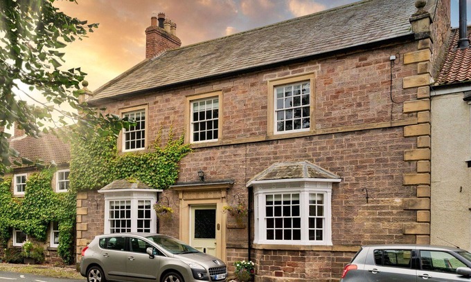 Catterick House | Wonderful villa for 14 guests with hot tub, WIFI, TV and pets allowed