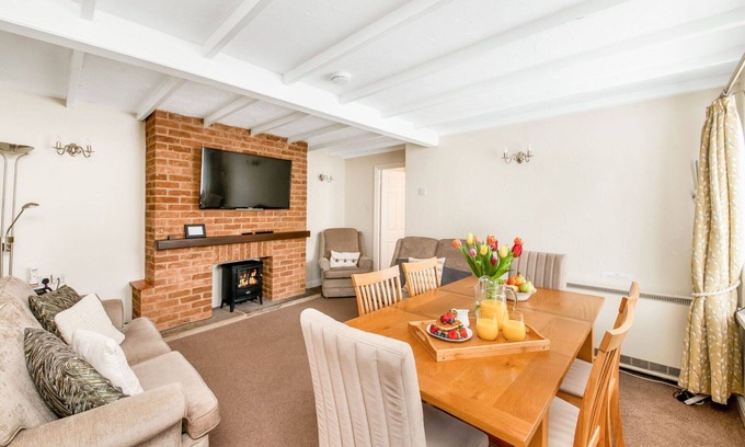 Thirsk House | Wonderful villa for 6 guests with WIFI, pool, hot tub, terrace and parking