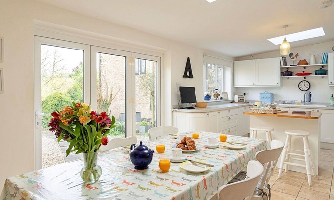 Batcombe House | Wonderful villa for 5 guests with WIFI and pets allowed