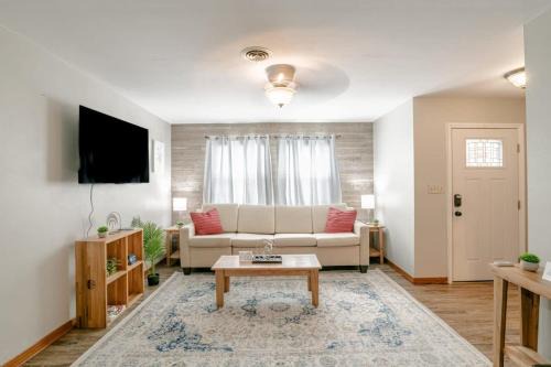 Mobile House | Wonderstruck on Wendover- 20 Mins to Downtown