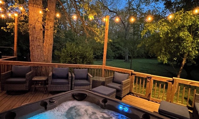 Yorkville Cabin | Wooded 2 Home Getaway, Private Pickleball Court, 2 Hot Tubs, Fire Pit, Games