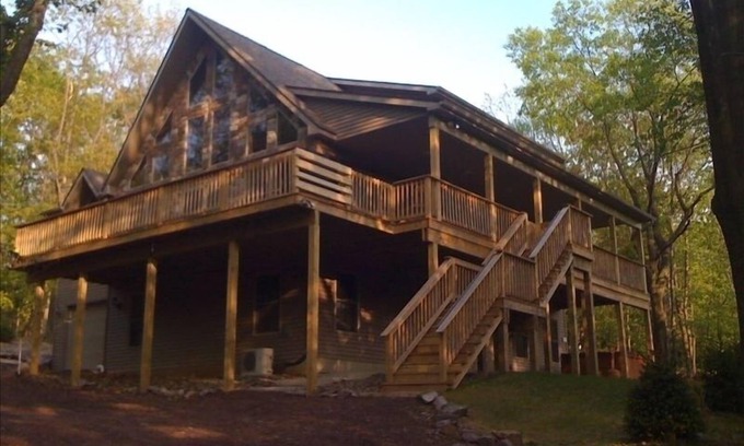 Lake Harmony Estates Ski Chalet | Wooded Chalet- Lg 6 BR 'Chipmunk Lodge' W/Hot Tub/Pool Table - Linens Included
