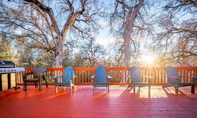 Oakhurst Cottage | Wooded Hills Mountain home w/Hot tub/firepit/BBQ