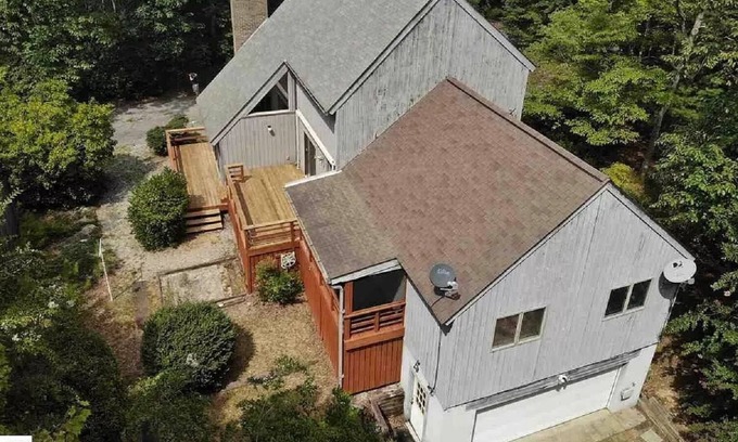 Landrum House | Wooded Wonderland - TEIC, Tryon, Landrum - CLOSE!!