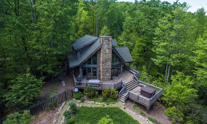 Fairview Cabin | Woodhaven | Private, Pet Friendly, Hot Tub & Mountain View!