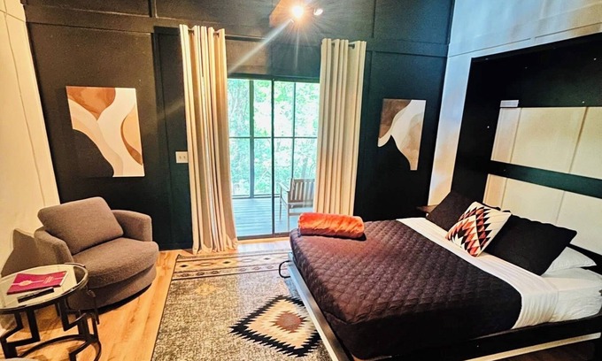 Gentry Cabin | Woodland Retreat! Less than 10 minutes from Downtown Siloam Springs