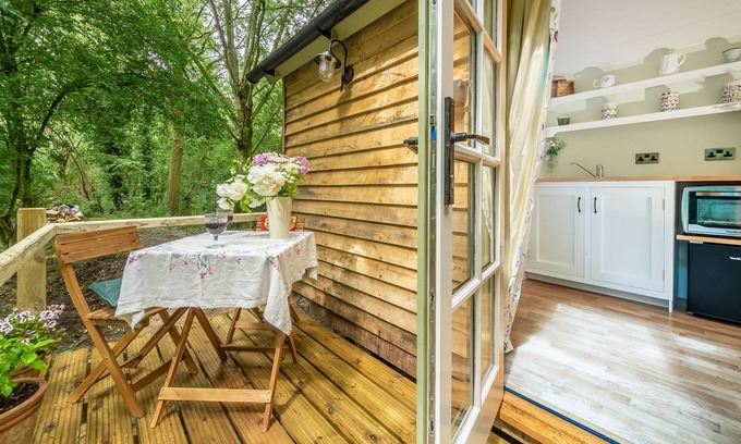 Woodbridge Cabin | Woodland Retreat Shepherd's Hut, Brundish