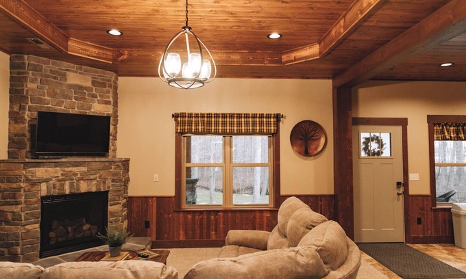 Dundee Cabin | Woodlands & Wildlife Suite: Luxury, Lodge Suite in Amish Country, Ohio