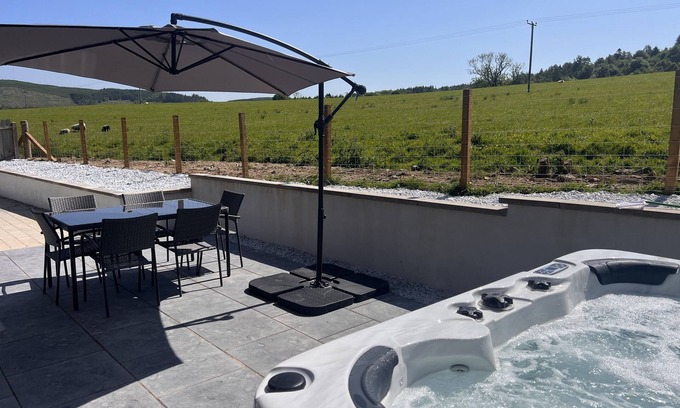 Dumfries Cottage | Woodlane 3 bed cottage with private Hottub , full fibre WiFi