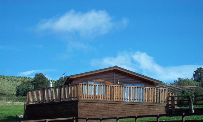 Cupar House | Woodpecker Lodge with Hot Tub near Cupar Fife