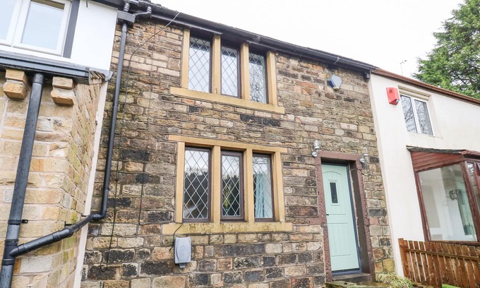 Dobcross House | WOODS LANE COTTAGE, pet friendly, with open fire in Dobcross, Oldham