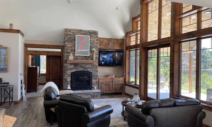 Kingsley House | Woodsy and Private- Dream House on a 7 Acre Pond
