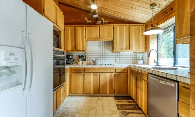 Sisters Cabin | Woodsy Home w/Private Hot Tub & Treehouse - Near Pool
