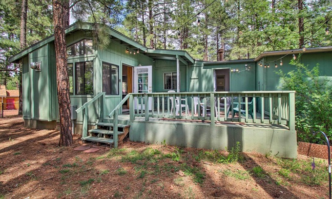 Pinetop-Lakeside Cottage | Woodsy Retreat w/Deck - 2 Mi to Rainbow Lake!