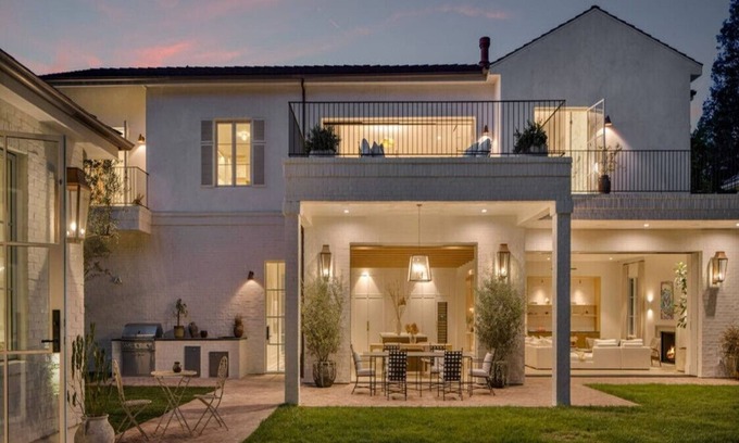 Sherman Oaks House | Woodvale Rd- Royal Oaks Retreat with Guest House & Captivating Views