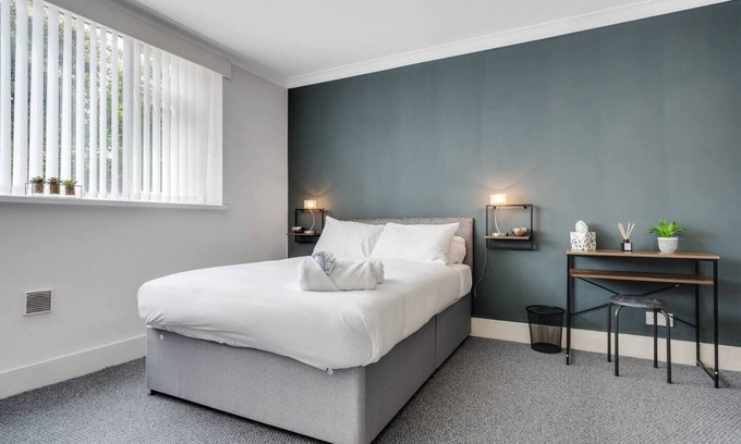 Liverpool Apartment | Woolton Rd Flat Near John Lennon Airport, Free Parking & Wifi - Pass the Keys