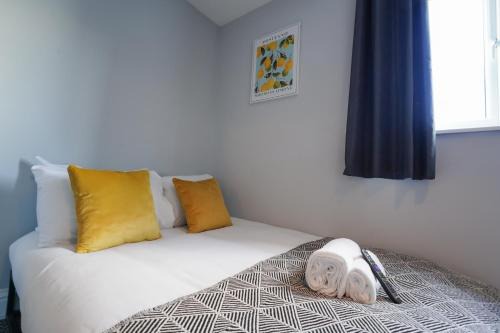 Llanelli Apartment | Work - En-Suite - Fridge & Microwave - Smart TV