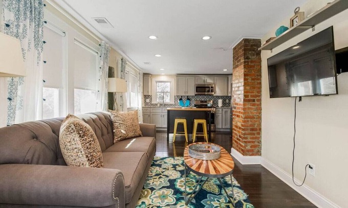 Kansas City Apartment | Work & Relax in KC: Comfortable 2nd Floor Apt (2BR/2BA)| Near Plaza