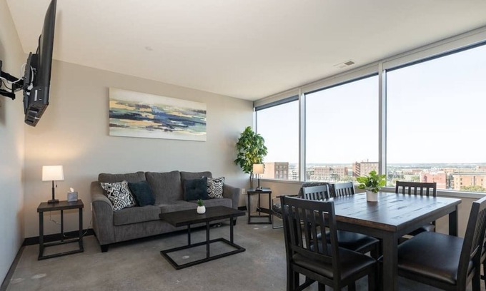Downtown Kansas City Apartment | WOW Downtown KC 2 Bedroom King Beds Amazing View