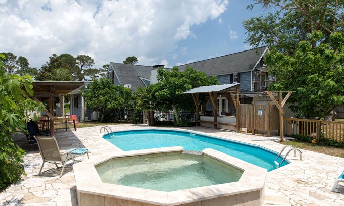 Wilmington House | WOW! Pool+Pizza Oven near Beaches, Downtown & UNCW