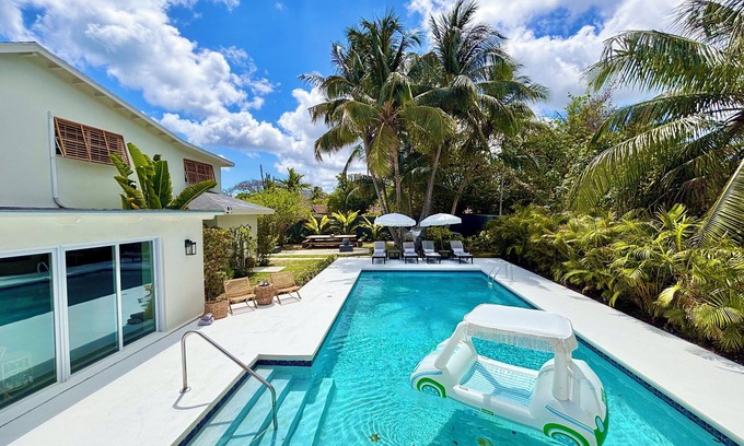 Nassau House | WOW STYLISH! Next2Bahamar: Pickleball, PrvPool, HotTub + Beachlife & Restaurants