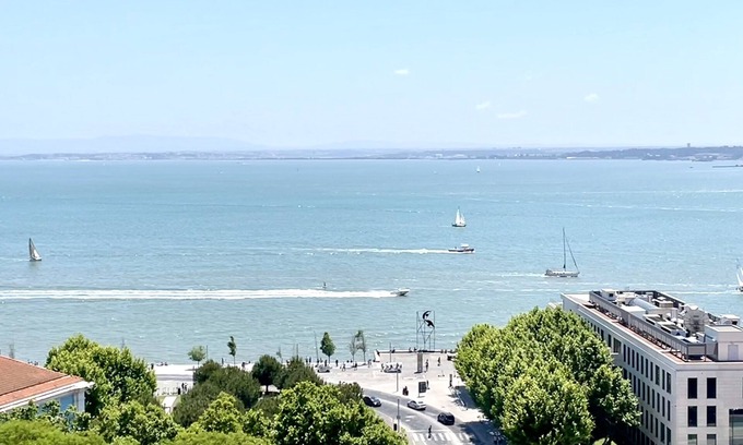 Martires Apartment | WOW! Tagus River @ your feet! Your Luxury Apartment in Lisbon