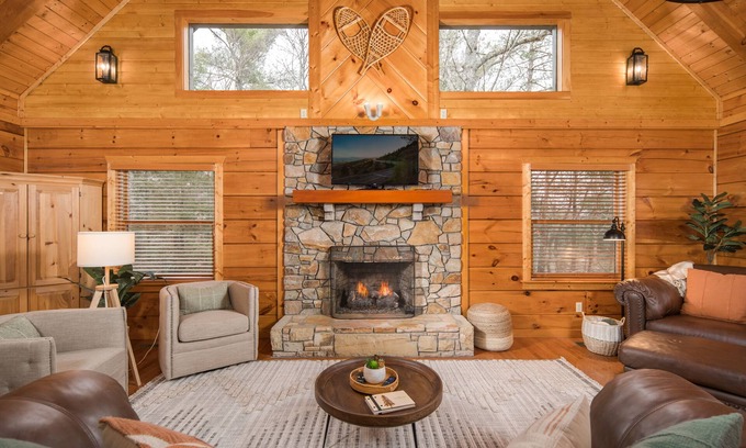 Boone Cabin | Wrap-Around Porch🏔️Hot Tub ❄️ Firepit🔥 GameRoom🎯