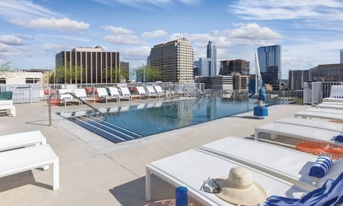 Warehouse District Condo | Wyndham Austin Luxurious 2 Bedroom with Kitchen