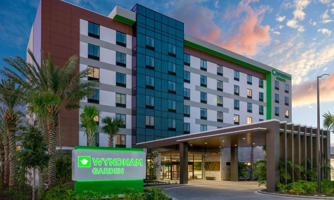 Florida Center Hotel | Wyndham Garden Orlando Universal/I Drive