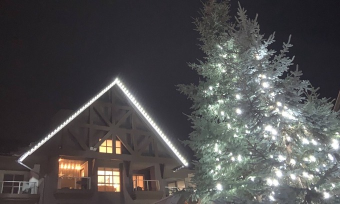 Upper Village Condo | XL Luxury Penthouse. Aspens. Ski-in ski-out. Kitchen 3beds. 3hot tubs. BBQ. Wii.