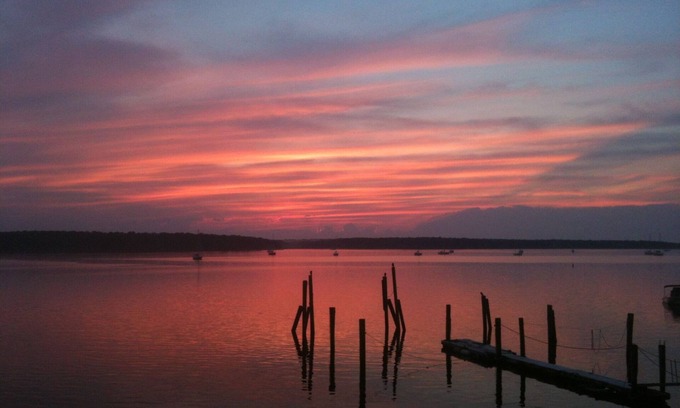 Old Greenwich House | XMAS & SUMMER BY THE SEA. COASTAL VIBE. WOOD-BURNING FIREPLACE GAME ROOM PETS OK