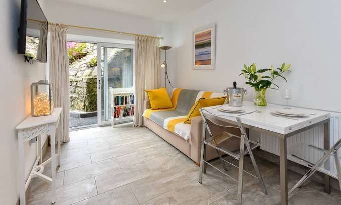 Llanbedrog Apartment | Y Cwtch - One Bedroom Apartment, Sleeps 2