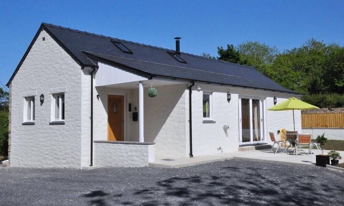 Cardigan Cottage | Y FELIN, pet friendly, with hot tub in Cardigan