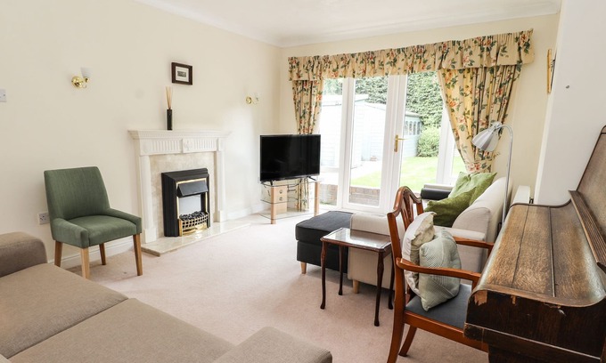 Lixwm Cottage | Y PINWYDD ANNEX, character holiday cottage, with a garden in Holywell